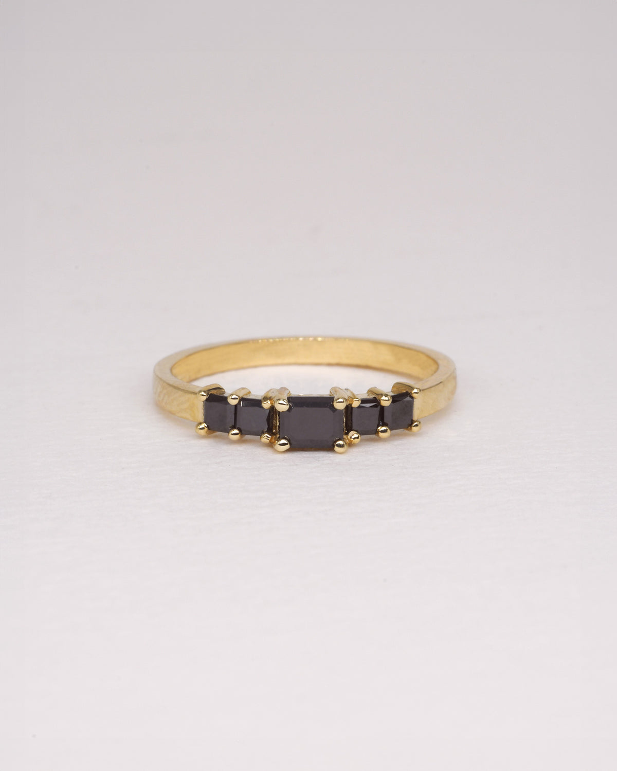 טבעת אמיליה - יהלומים שחורים
