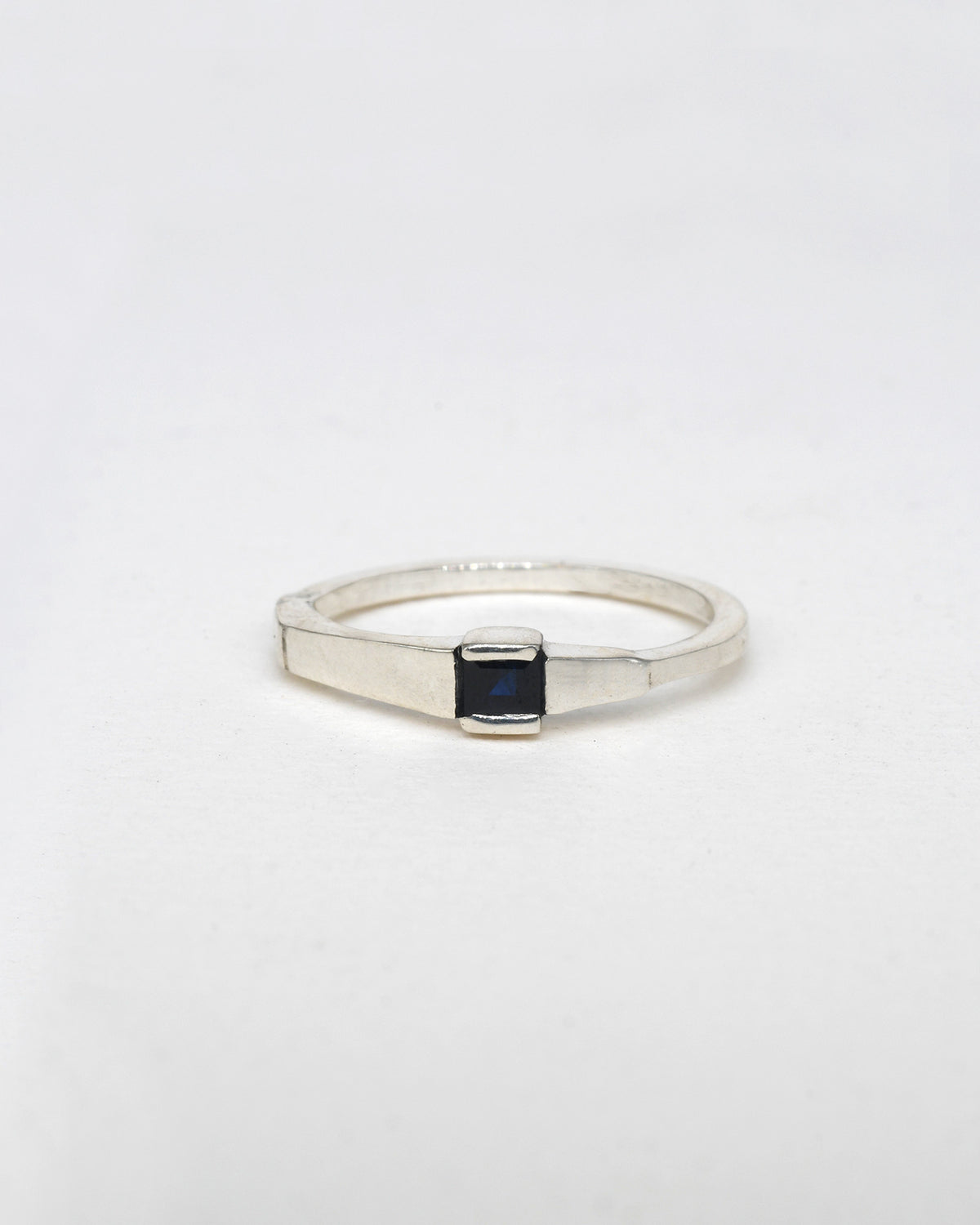 טבעת סוצ׳י כסף - טורמלין כחול כהה