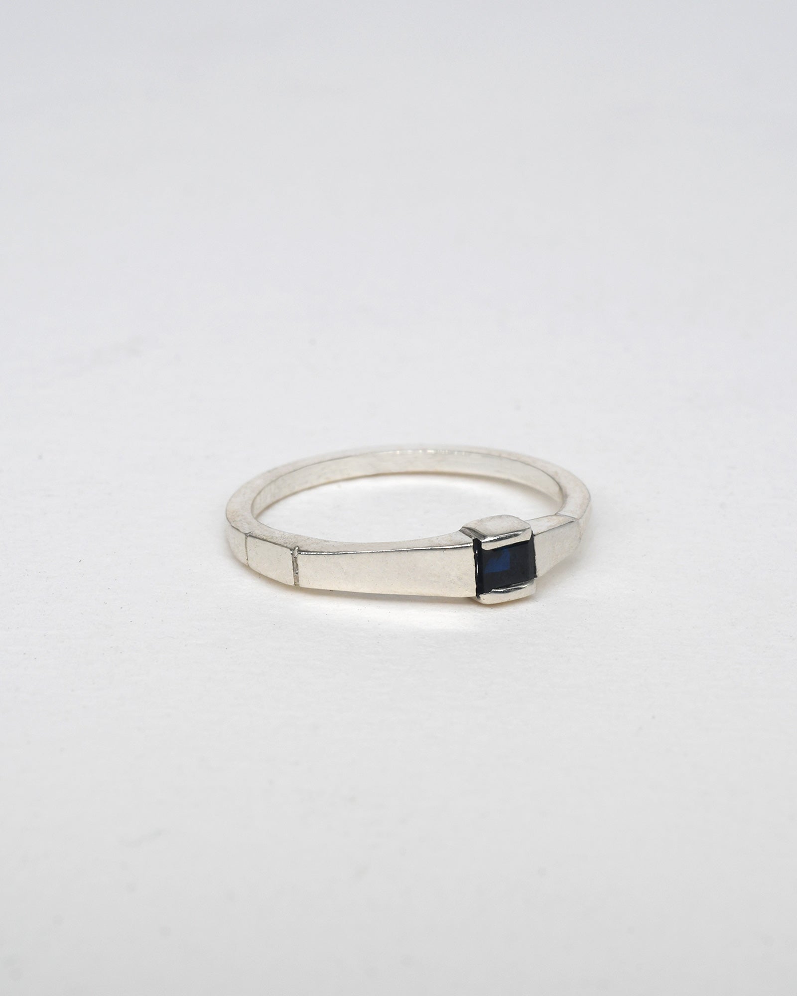 טבעת סוצ׳י כסף - טורמלין כחול כהה
