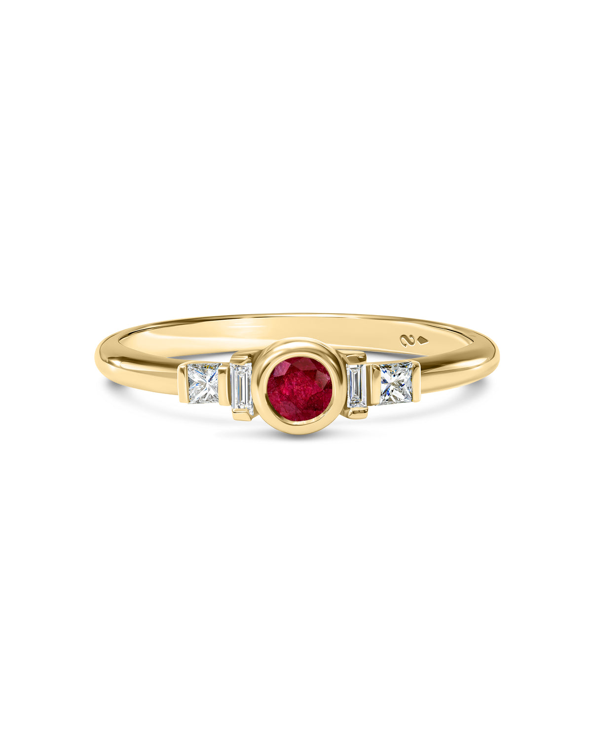 Gold ring with a red rubi gemstone and four white diamonds