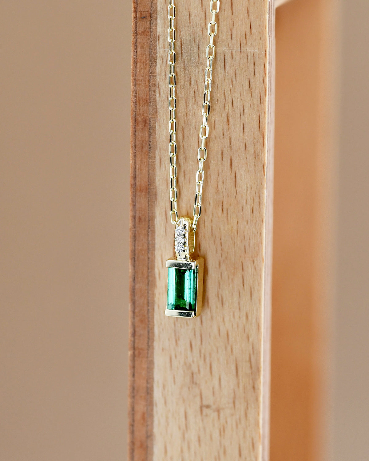 Green tourmaline baguette & white diamonds Necklace
