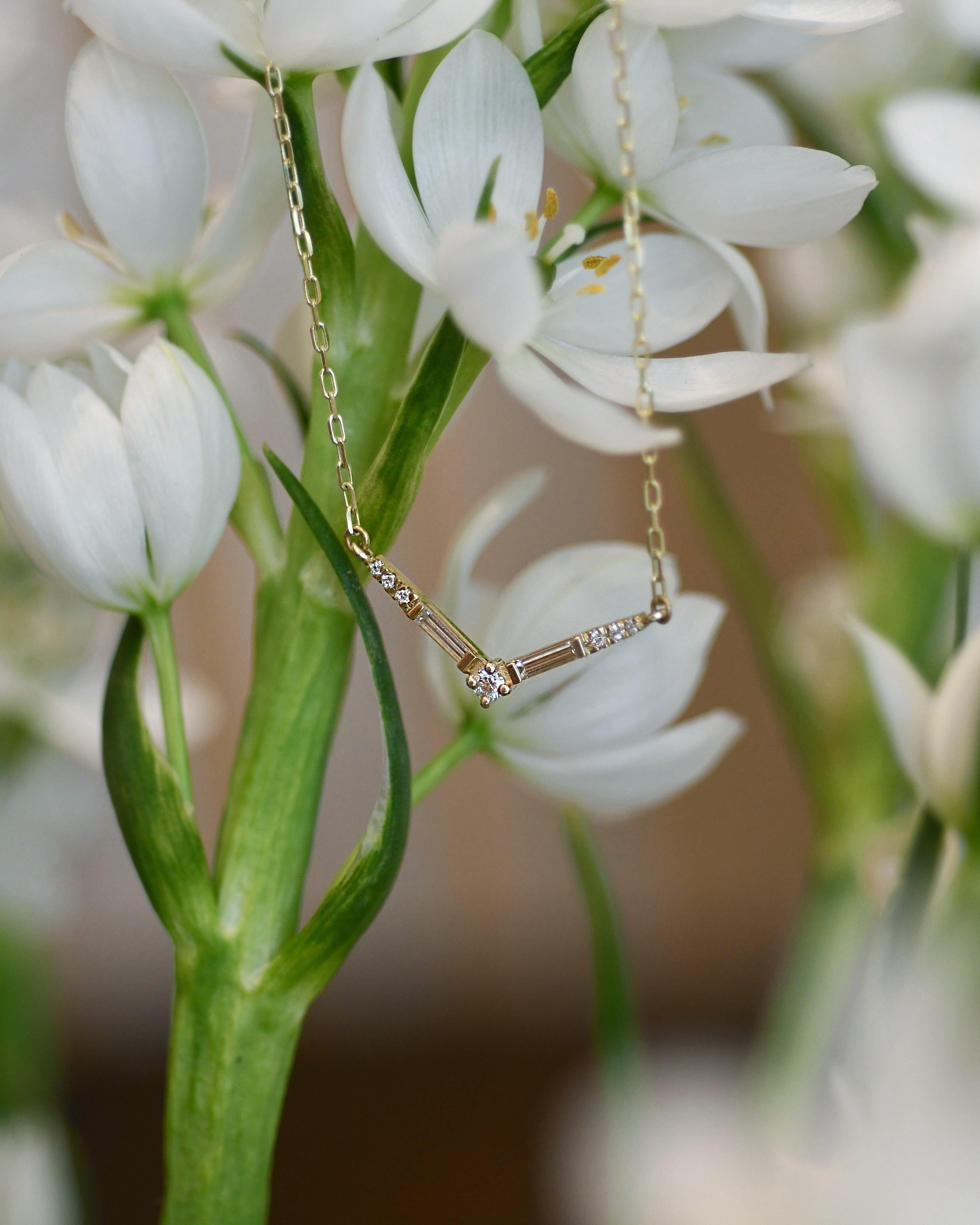 Gold necklace with white diamonds